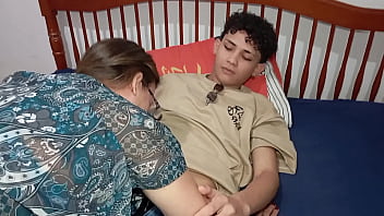 hd a mãe do meu padrasto me colocou pra arrumar a casa e eu comi ela best